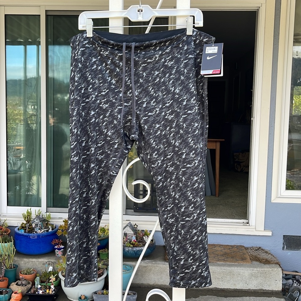 NWT, Nike DRI-FIT crop leggings